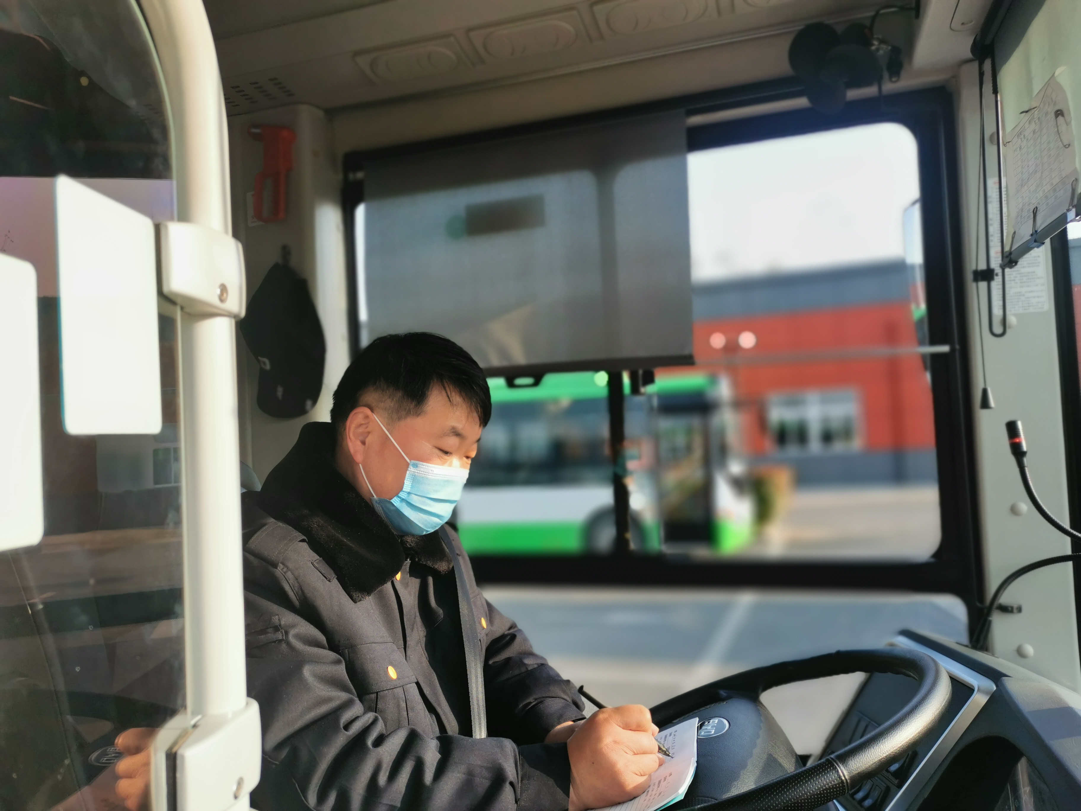 　　事情還要從12月11日說起，當天下午3點多，張遠兵駕駛著1路公交車前往洋河，一路上乘客正常上下車，沒有什么特別引起他注意的，但是到達洋河站點對車輛進行清掃消毒時，張遠兵發(fā)現了一個丟在角落里的包。張遠兵說：“我就打開看一下，發(fā)現包里邊有一個錢包，錢包打開，里邊有人民幣2000多元，兩張社?？?、兩張銀行卡、存折等物品。”