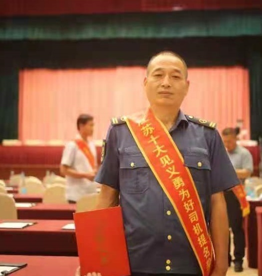 　　積極開展?fàn)幭葎?chuàng)優(yōu)活動(dòng)。圍繞“爭(zhēng)先創(chuàng)優(yōu)、文明服務(wù)”的目標(biāo)定位，于今年初啟動(dòng)“服務(wù)之星”和“紅旗車隊(duì)”評(píng)選活動(dòng)，細(xì)化量化評(píng)選細(xì)則和考核指標(biāo)，每2個(gè)月開展一次“服務(wù)之星”評(píng)比，每季度開展一次“紅旗車隊(duì)”評(píng)選。活動(dòng)開展以來，先后有144名駕駛員獲評(píng)“服務(wù)之星”，4支車隊(duì)獲得“紅旗車隊(duì)”榮譽(yù)。駕駛員沈斌、劉開庭獲得第六屆“江蘇十大見義勇為好司機(jī)”提名獎(jiǎng)。