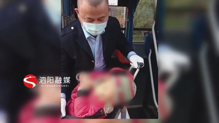 　　老人要抱孩子，又要拿兒童車，體力上吃不消，楊軍和其他九位同事每次遇到這對祖孫倆都會搭把手。他們說，只要上了車就是我們的乘客，作為公交車司機，我們就要對他們盡責。時間長了，彼此熟悉了，司機們還專門讓乘客給祖孫倆預留“專座”。  　　泗陽交通產(chǎn)業(yè)集團城市公交分公司107路公交車司機 楊軍：有時候我們把后門打開的時候，我們從駕駛室方位還沒下來的時候，就有乘客已經(jīng)開始主動的幫忙去搭手了，幫祖孫倆上了車。