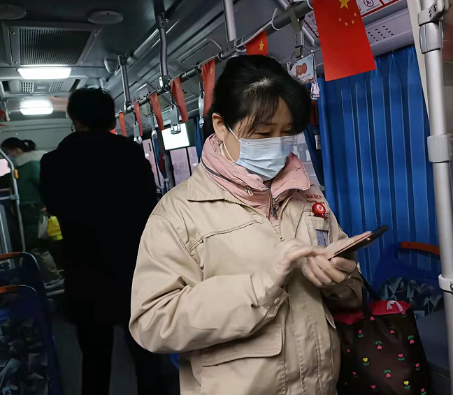 企業(yè)員工 王桂榮：  上下班比較準(zhǔn)時，到這邊車就來了。刮風(fēng)下雨也比較方便了。直接到廠門口也不用跑。