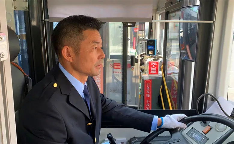 　　見此情況  　　薛師傅立即招呼傷者家屬  　　將小孩抱上公交車  　　“快上來(lái)，我?guī)銈內(nèi)メt(yī)院!”  　　爺爺趕緊抱著孩子登上公交  　　因?yàn)閾?dān)心孩子傷情嚴(yán)重被車流所阻礙  　　延誤就診時(shí)間