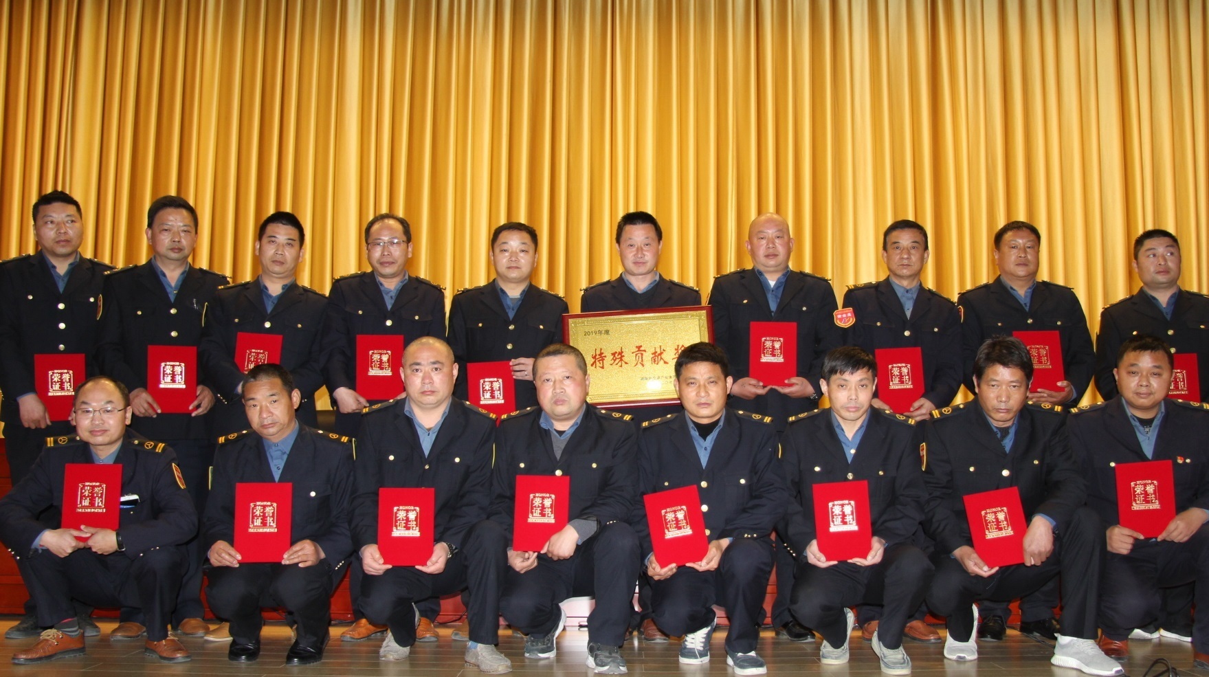 開展專項(xiàng)服務(wù)提升行動(dòng)。開展“比學(xué)趕幫超、干事超一流”“強(qiáng)作風(fēng)、提效能、促發(fā)展”“查找不滿意、追求更滿意”等系列活動(dòng)，通過座談走訪、問卷調(diào)查等方式，征求意見和建議，并結(jié)合實(shí)際加以整改，進(jìn)一步改進(jìn)駕駛員工作作風(fēng)，提升服務(wù)質(zhì)量和服務(wù)水平。